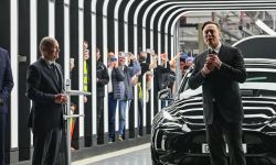 مبيعات تسلا في ألمانيا تهوي بسبب مواقف ماسك السياسية